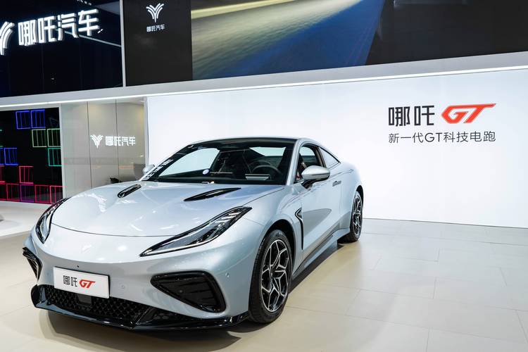 深圳117哪吒汽车在智能汽车领域的表现，领途汽车在新能源汽车市场中的影响力